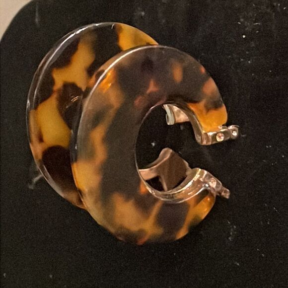 Ellisee Woman 1.5” tortoise shell resin hoop latch back earrings - Picture 5 of 10